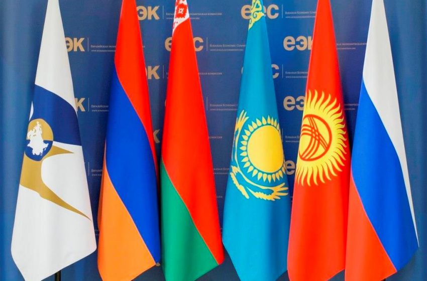  Кыргызский сом предложено включить в обменные операции в РФ.